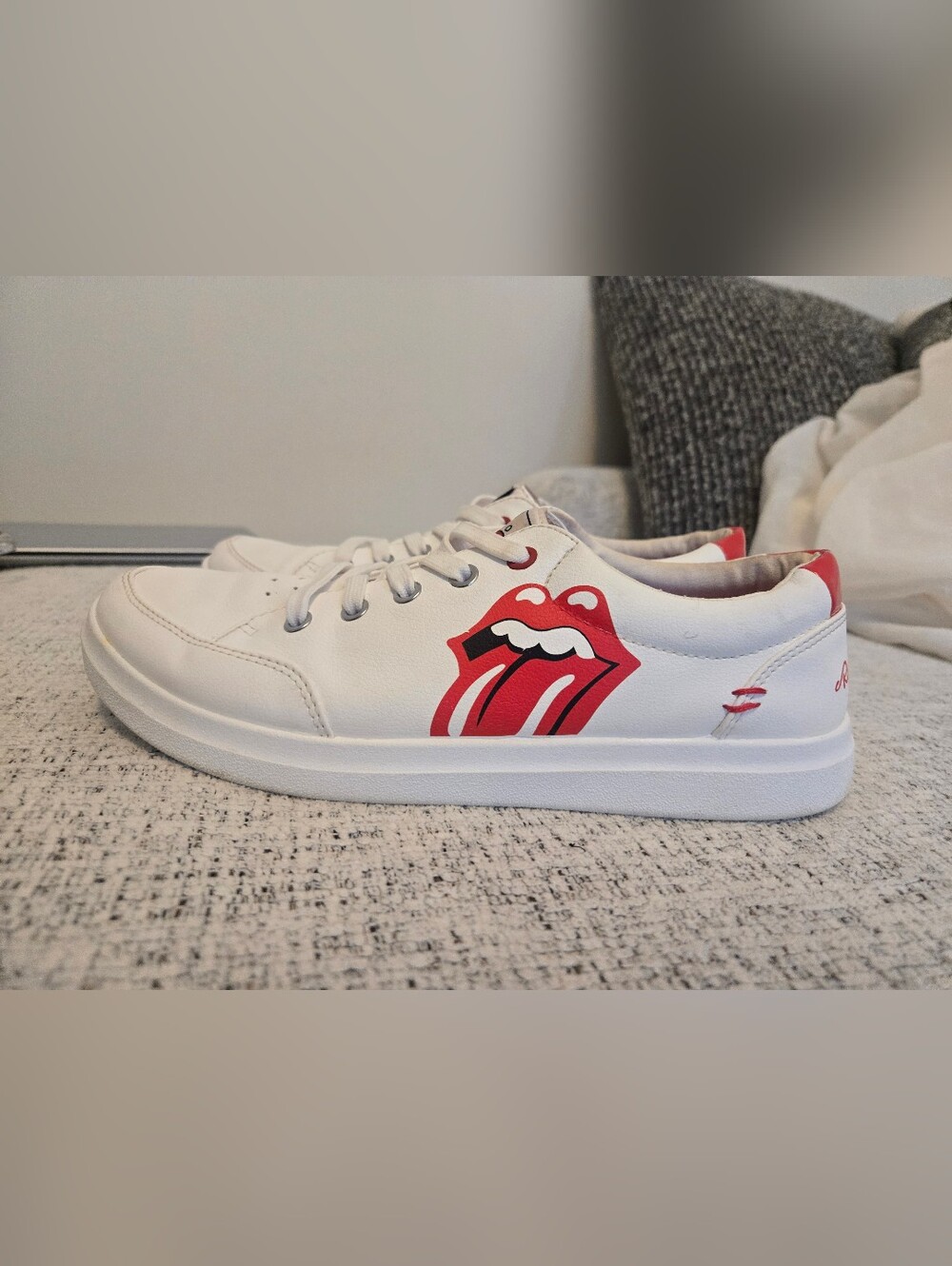 Skechers BOBS ROLLING STONES White Slip-On with Red Lips Decal Memory Foam